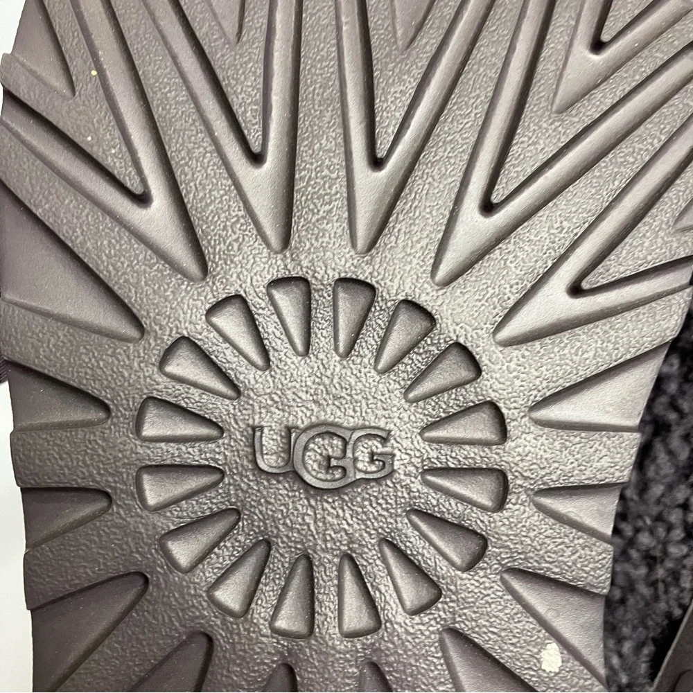 UGG Fluffita platform slip on sandals women’s size 8 purple casual trendy Sherpa